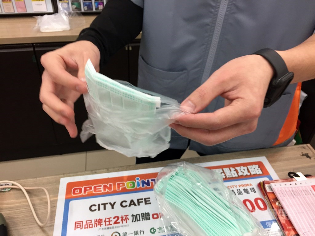 武漢肺炎疫情未減,中央流行疫情指揮中心30日宣布,31日起全數徵用國內生產的一般醫用口罩及外科手術口罩。中央社記者郭日曉攝 109年1月28日