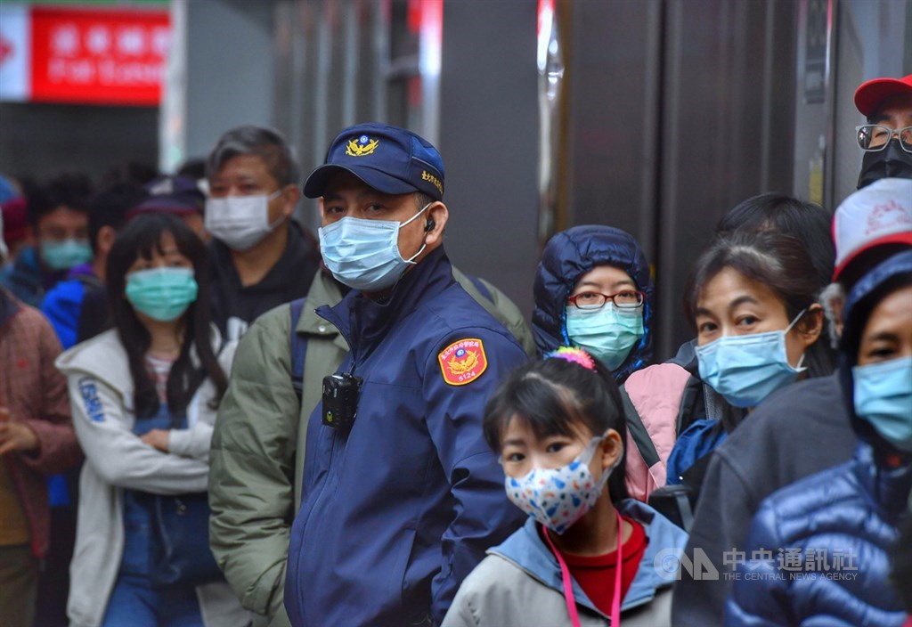 武漢肺炎疫情延燒,為了防範未然,台北市街頭民眾紛紛戴上口罩保護自己。中央社記者王飛華攝 109年1月29日