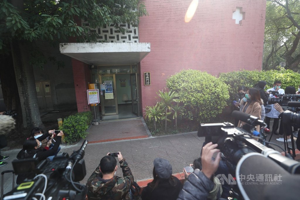 武漢肺炎延燒,全台戒備,台大醫院比照SARS期間防疫措施,重啟位於西址院區獨棟「疫病門診」,提供14天內從中國大陸返台且有發燒或呼吸道症狀者看診,30日開放媒體拍攝外觀。中央社記者吳家昇攝 109年1月30日