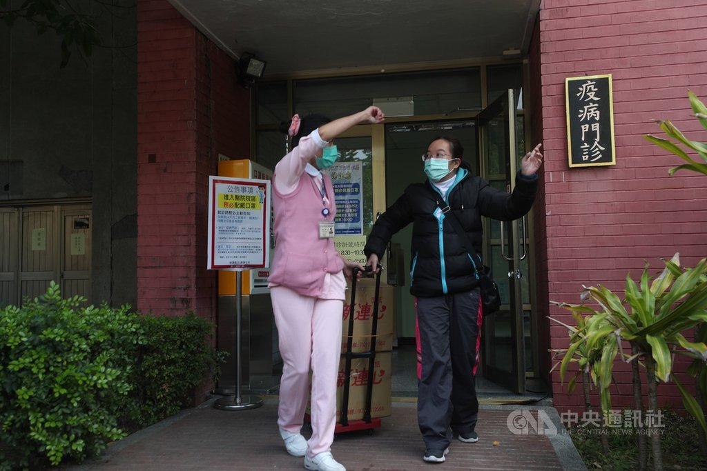 武漢肺炎延燒,台大醫院比照SARS期間防疫措施,重啟位於西址院區獨棟「疫病門診」,提供14天內從中國大陸返台且有發燒或呼吸道症狀民眾看診。中央社記者吳家昇攝 109年1月30日
