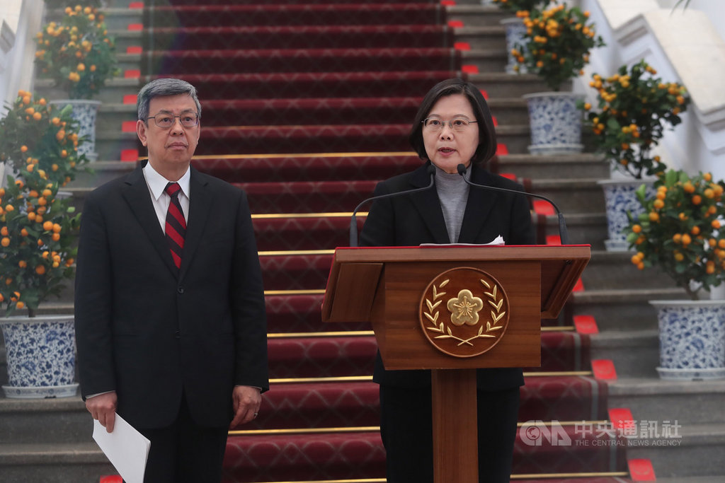 武漢肺炎疫情持續延燒,總統蔡英文(右)30日在總統府敞廳發表談話,強調將嚴查囤積口罩等相關情事,並提醒國人做好防疫工作。左為副總統陳建仁。中央社記者吳家昇攝 109年1月30日