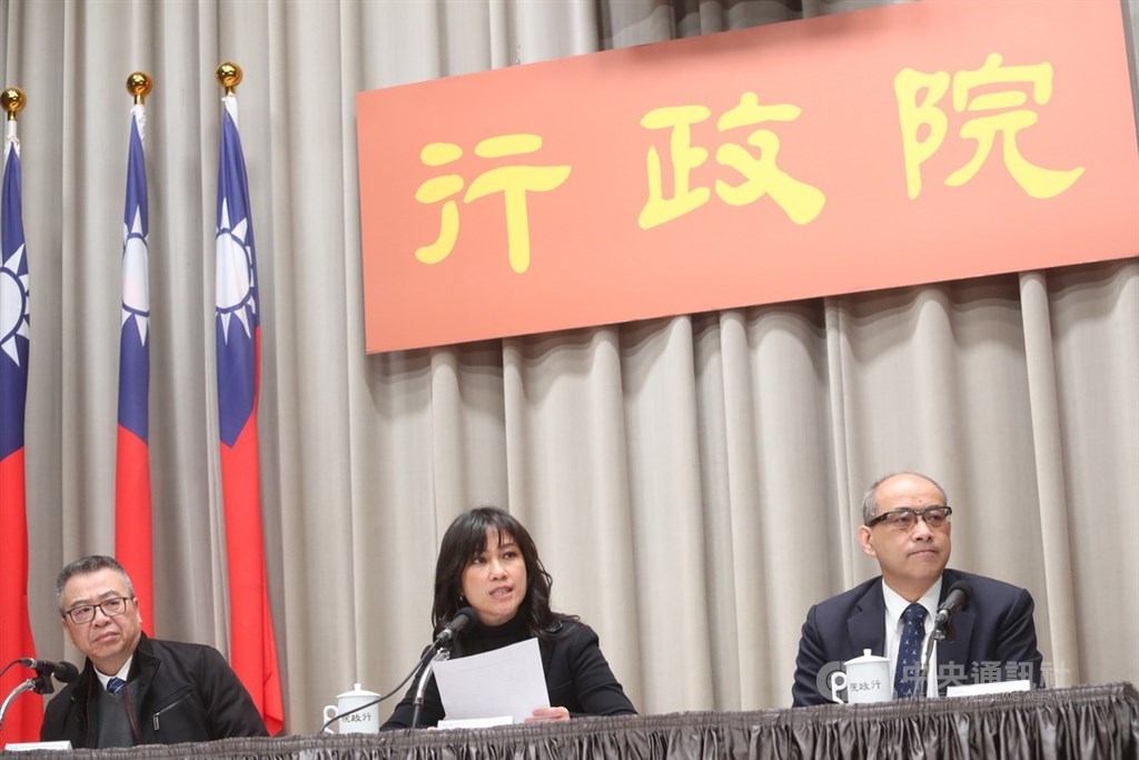 行政院會後記者會30日上午在行政院新聞中心舉行,由行政院發言人Kolas Yotaka(中)主持,國發會副主委鄭貞茂(右)、衛福部次長何啟功(左)出席。中央社記者吳家昇攝 109年1月30日