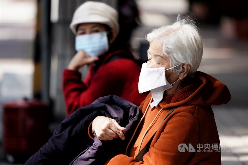武漢肺炎疫情持續延燒,民眾出門紛紛戴上口罩自保,台北市一名長者30日以手帕夾在口罩內外出,讓路人忍不住多看幾眼。中央社記者徐肇昌攝 109年1月30日