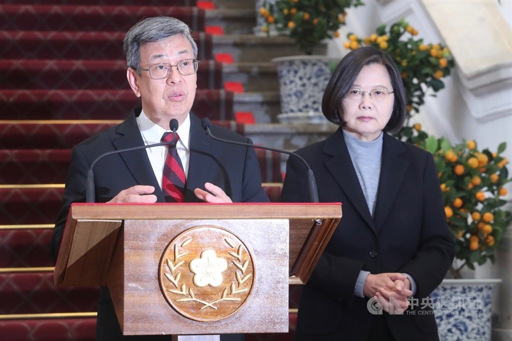 副總統陳建仁(左)30日以防疫專家身分向民眾加強宣導,正常人沒有呼吸道症狀、發燒,謹慎防疫不一定要戴口罩。中央社記者吳家昇攝 109年1月30日