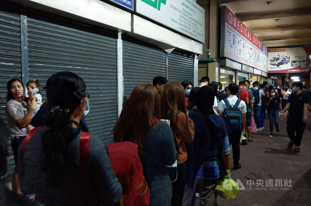 菲律賓衛生部30日宣布,一名來自中國湖北武漢市的38歲女子確認感染武漢肺炎,這是菲律賓第一起新型冠狀病毒確診案例。消息公布後,出現排隊購買口罩人潮。(菲律賓華僑提供)中央社記者陳妍君傳真 109年1月30日