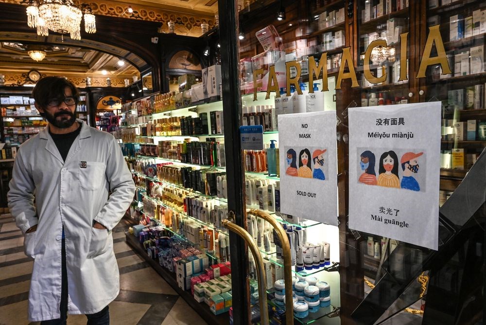 武漢肺炎突破義大利防線,羅馬30日晚確診兩例武漢肺炎病例,義大利總理孔蒂宣布,暫停中義間所有航班。圖為羅馬市中心藥局門上貼著口罩賣完的紙張。(法新社提供)