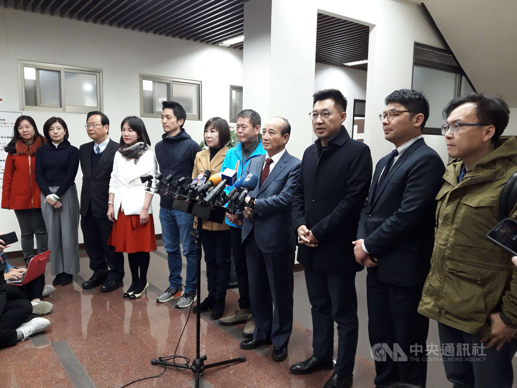 立法院2月1日將換屆,參選國民黨主席的立委江啟臣(右3)31日與多位立委前往鎮江會館拜會並歡送即將卸任立委的前立法院長王金平(右4),感謝長期以來對於國家社會的貢獻;關於黨主席選舉支持誰,王金平表示,國民黨主席選舉是君子之爭,自己保持中立。中央社記者范正祥攝 109年1月31日