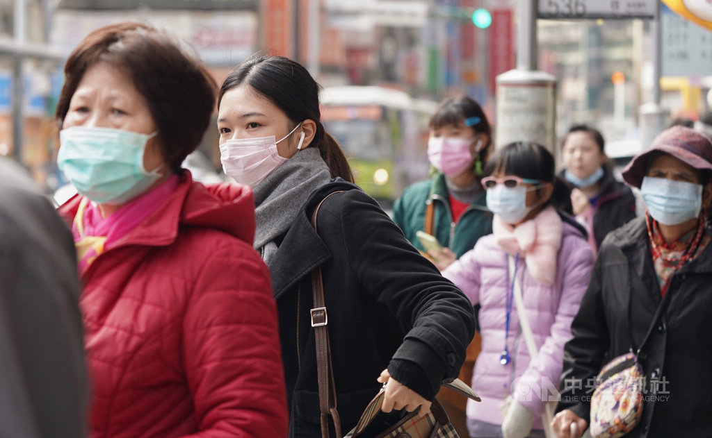 中央氣象局表示,寒流及輻射冷卻效應影響,清晨夜裡氣溫低,31日各地大多為晴到多雲天氣。不少民眾除穿戴厚重衣物禦寒外,也戴上口罩防疫。中央社記者徐肇昌攝 109年1月31日
