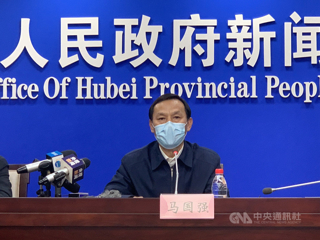 武漢肺炎疫情升高,武漢市委書記馬國強1月31日在央視節目上說自己感到內疚和自責,並不忘向高層表態,感謝中共總書記習近平和黨中央。圖為1月27日馬國強出席湖北省防疫相關的新聞發布會。(中新社)中央社 109年2月1日