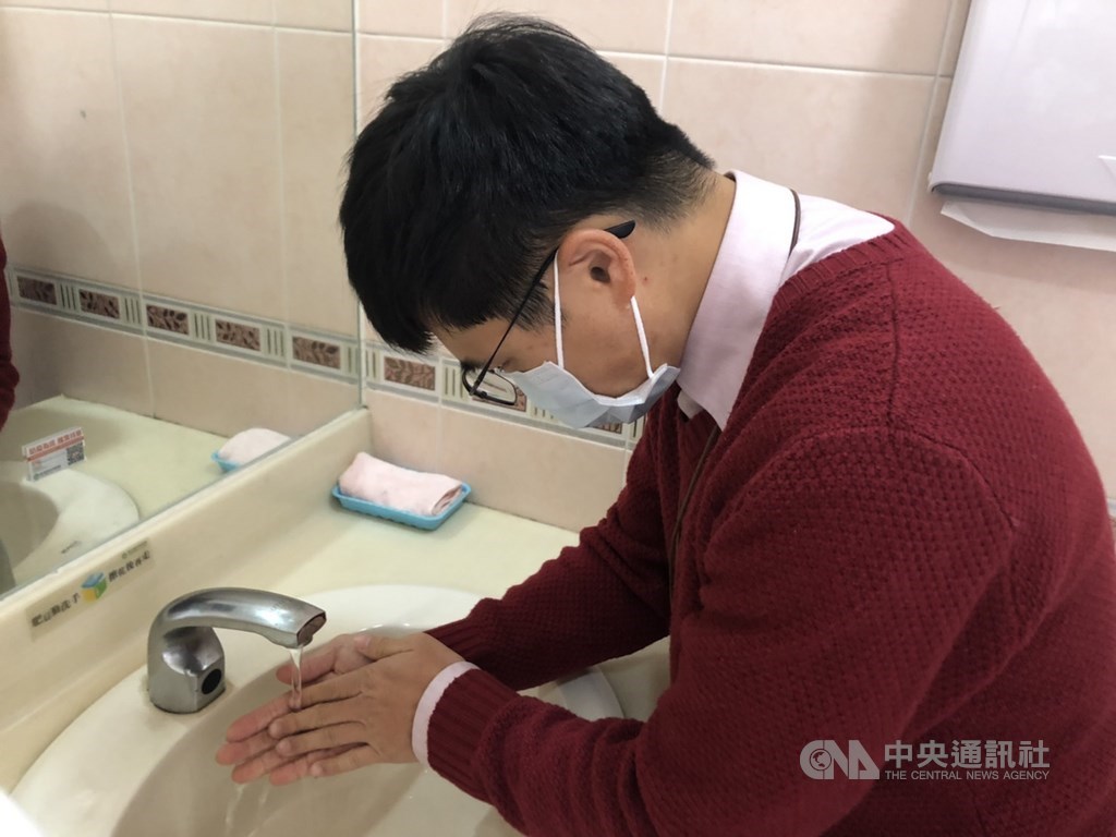 武漢肺炎疫情延燒,與其搶口罩,勤洗手是更簡單有效的預防方法。(中央社檔案照片)