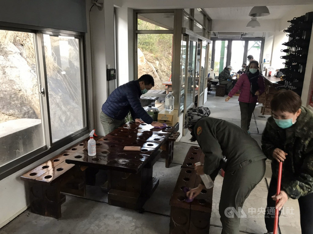 為預防武漢肺炎疫情,金門部分景點屬於密閉式展示及體驗空間即日起暫停開放。縣府表示,開放的區域都已加強消毒清潔作業,並擺放消毒用具,請遊客安心。(金門縣政府提供)中央社記者黃慧敏傳真 109年2月1日
