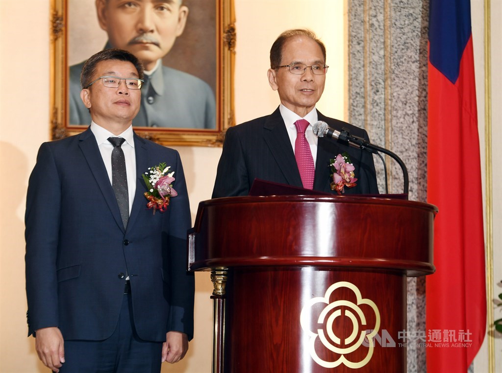 第10屆立法院新任院長游錫堃(右)與副院長蔡其昌(左)1日傍晚在會客室宣誓就職後,向媒體發表談話。中央社記者施宗暉攝 109年2月1日