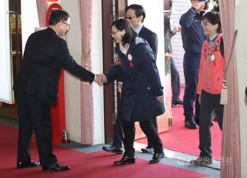 立法院第10屆立法委員1日報到,民眾黨立委賴香伶(前中)、張其祿(後中)、蔡壁如(前右)等人依序進入議場。中央社記者張新偉攝 109年2月1日