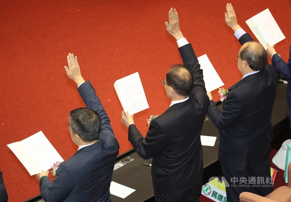 立法院第10屆立委1日上午完成報到後,議場進行就職宣誓典禮,民進黨新科立委游錫堃與同黨立委柯建銘(右)、蔡其昌(左)完成宣誓。中央社記者張新偉攝 109年2月1日