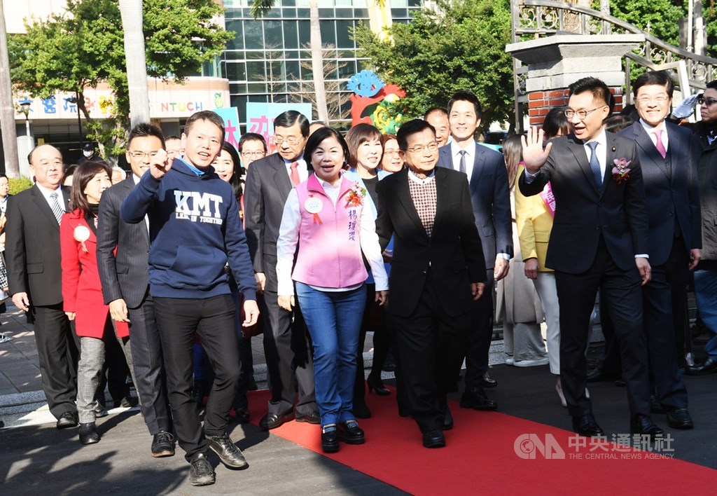 立法院第10屆立委1日報到走紅地毯,國民黨立委林為洲(前左起)、楊瓊瓔、賴士葆、江啟臣、羅明才等人在立法院外集合,呼口號後一起進場。中央社記者施宗暉攝 109年2月1日
