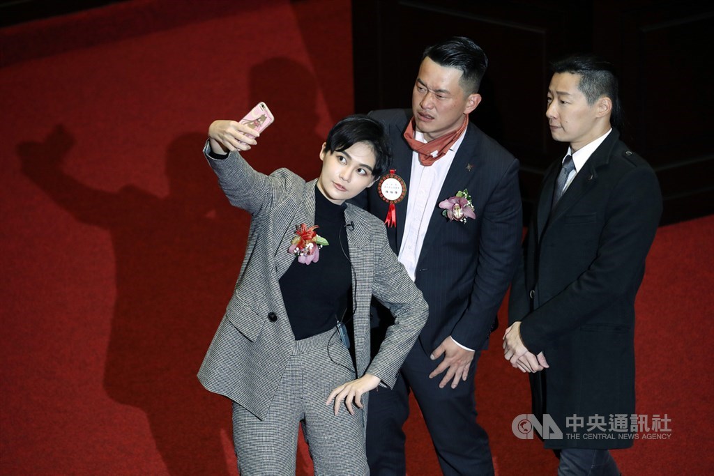 立法院第10屆立法委員1日報到,民進黨立委賴品妤(左)、無黨籍立委林昶佐(右)穿著西裝現身,一同走紅毯,並與台灣基進立委陳柏惟(中)自拍合影。中央社記者張新偉攝 109年2月1日