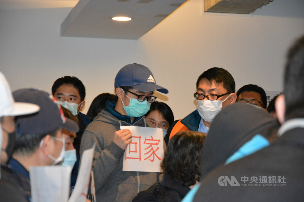 一名少年在記者會中與留滯湖北省武漢的母親視訊,他的母親表示,很想盡快返台。中央社記者賴言曦攝 109年2月1日