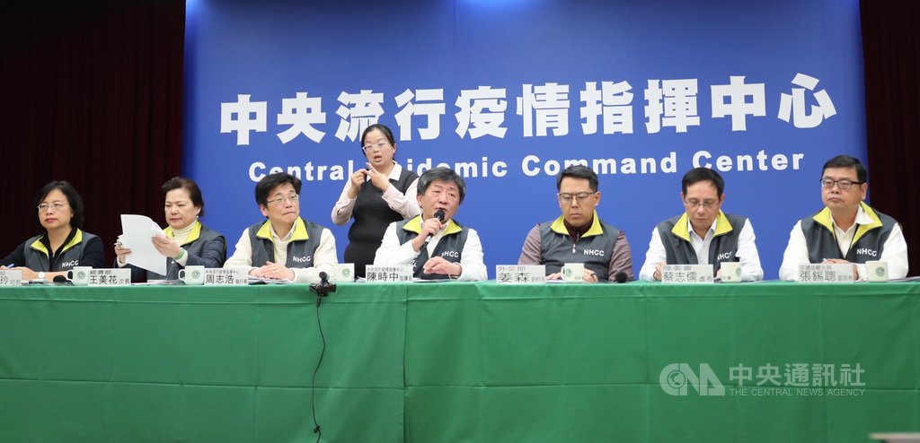 武漢肺炎疫情持續延燒,中央流行疫情指揮中心1日晚間再召開記者會,指揮官、衛福部長陳時中(前中)表示,台灣10個病例恢復狀況良好,沒有發燒,只剩一名個案仍需一點氧氣,其中一名經2次病毒檢驗均呈陰性反應。中央社記者吳家昇攝 109年2月1日