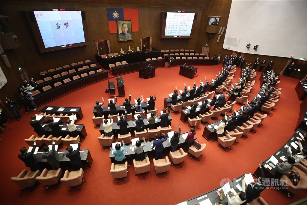 立法院第10屆立委1日上午完成報到後,議場進行就職宣誓典禮,在大法官吳陳鐶監誓下,新任立委宣讀誓詞,並在誓詞上簽名,完成宣誓典禮。中央社記者張新偉攝 109年2月1日