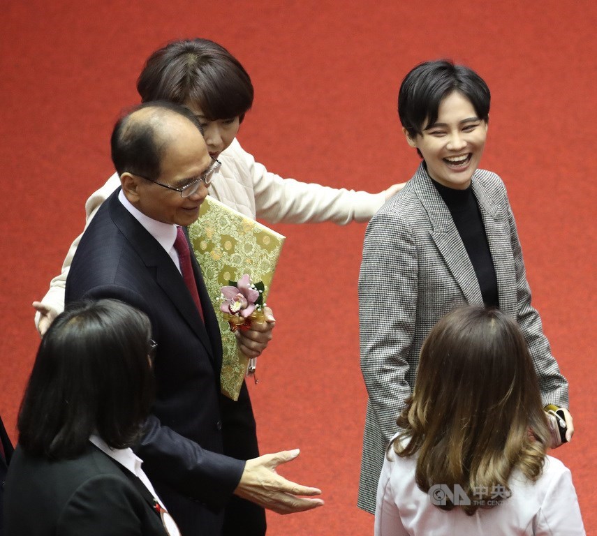 立法院第10屆立委1日報到,並舉行立法院長選舉,民進黨立委游錫堃(前左)獲得出席人數過半數的73票,當選立法院長,民進黨立委賴品妤(右)也拿下1票。中央社記者張新偉攝 109年2月1日