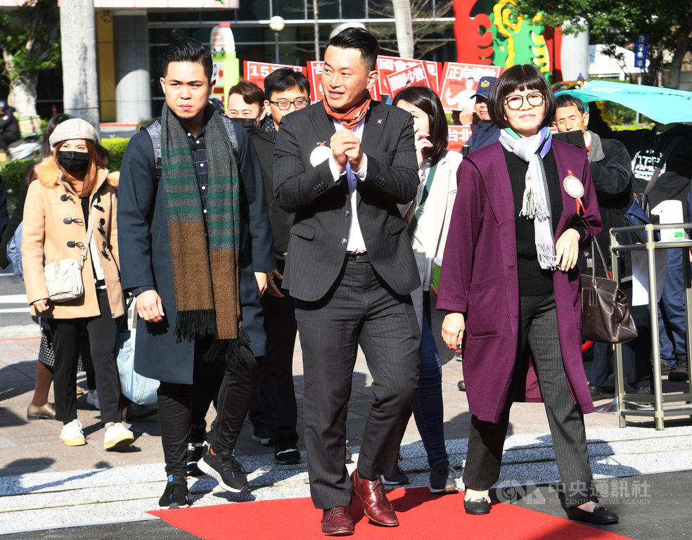立法院第10屆立委1日上午報到,台灣基進立委陳柏惟(前中)戴上招牌「脖圍」,與母親一起到立院走紅毯。中央社記者施宗暉攝 109年2月1日