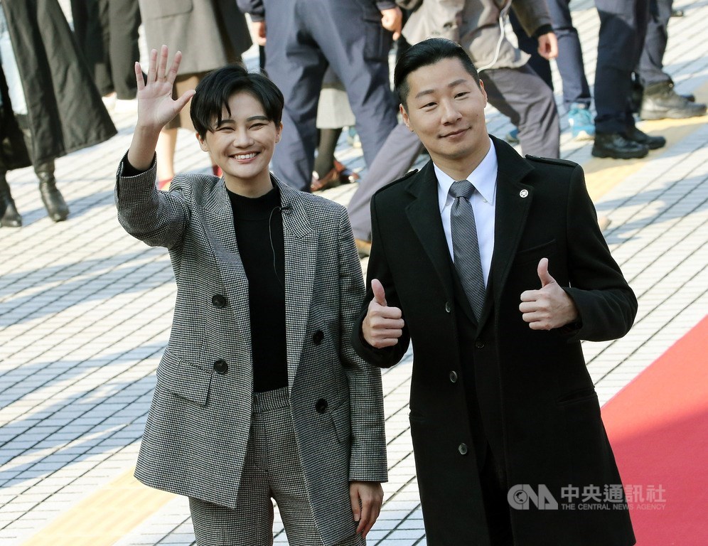 立法院第10屆立法委員1日報到,民進黨立委賴品妤(左)以短髮、灰色西裝的俐落造型現身,與無黨籍立委林昶佐(右)一起走上紅毯進入議會。中央社記者郭日曉攝 109年2月1日