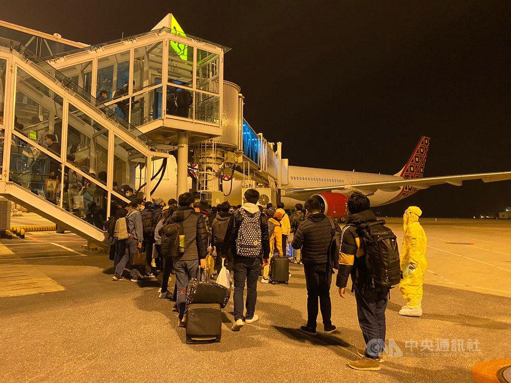 中國湖北省多地因武漢肺炎封城,印尼政府的撤僑專機2日清晨自武漢機場起飛,協助238名國人離開湖北省。(印尼外交部提供)中央社記者石秀娟雅加達傳真 109年2月2日