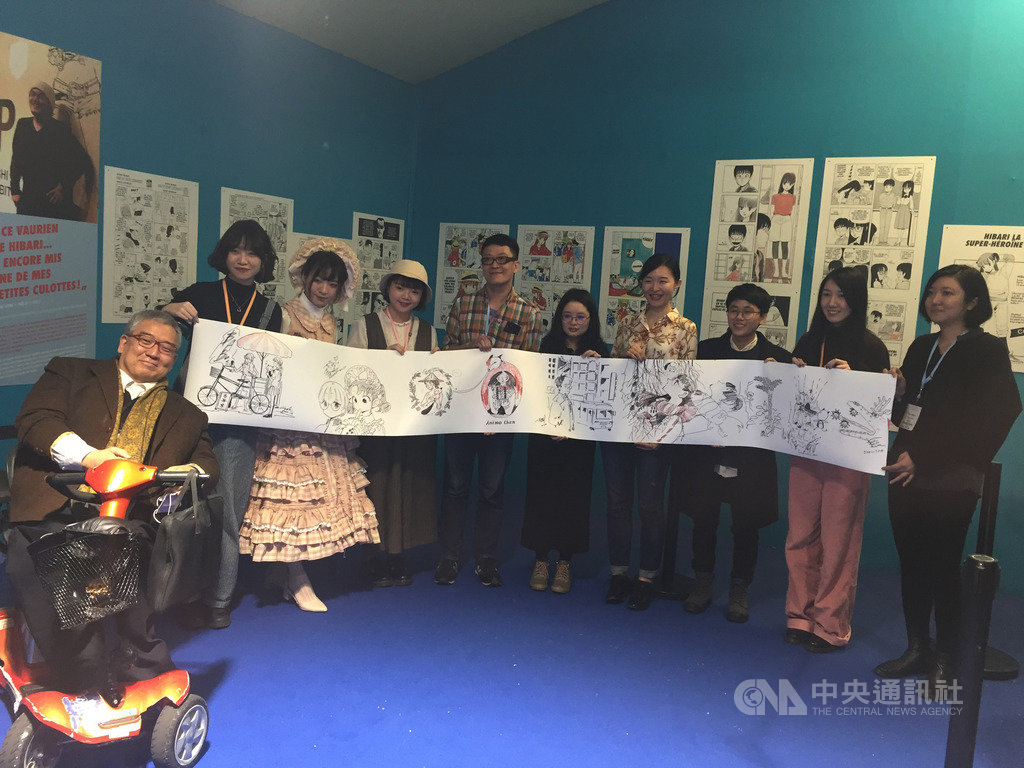 第47屆法國安古蘭國際漫畫節,台灣館1月30日舉辦「台灣狂想曲」現場創作活動。9位漫畫家在超過4公尺畫布上接力創作,現場吸引大批觀眾。照片1月30日拍攝。中央社記者曾婷瑄巴黎攝 109年2月2日