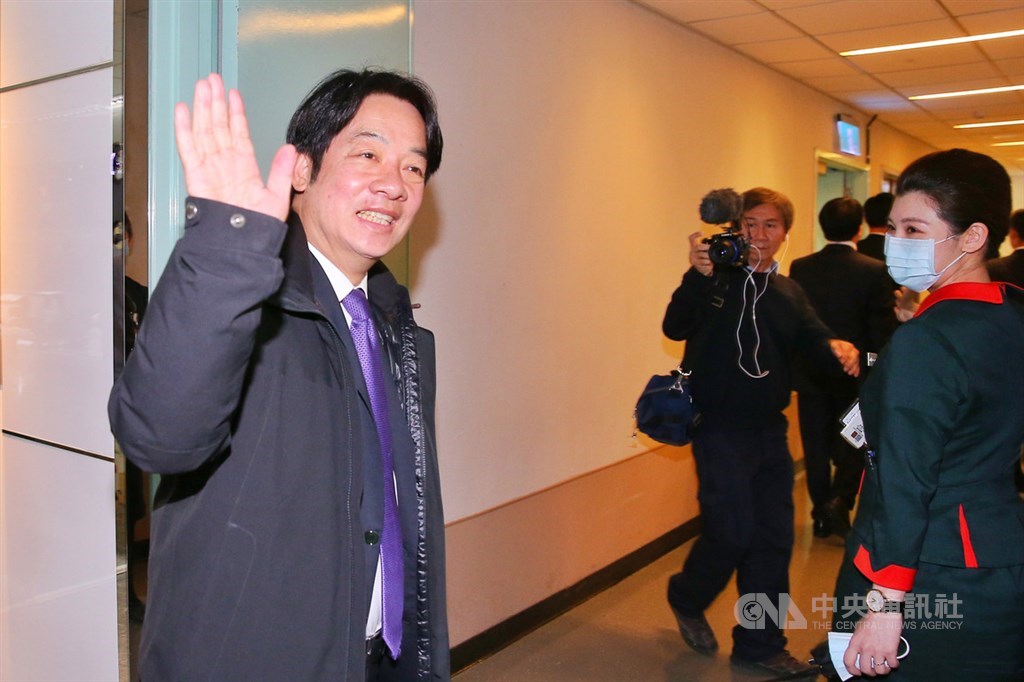 副總統當選人賴清德(左)2日晚間前往桃園國際機場,搭乘長榮航空班機前往美國紐約訪問,不過賴清德沒有受訪,也未發表任何談話。中央社記者吳睿騏桃園機場攝 109年2月2日