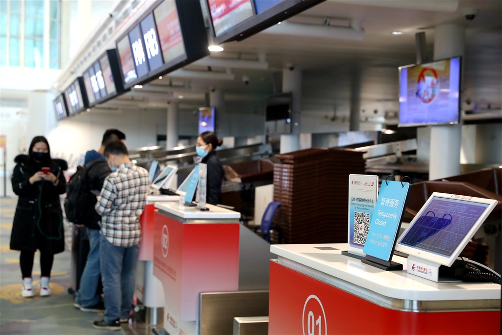 部分滯留武漢台商、台胞將於3日晚上搭機返台,台北市家長會長協會總會長徐正文表示預計5日有第2班飛機。圖為武漢天河機場因應防疫關閉,旅客滯留機場。(中新社提供)