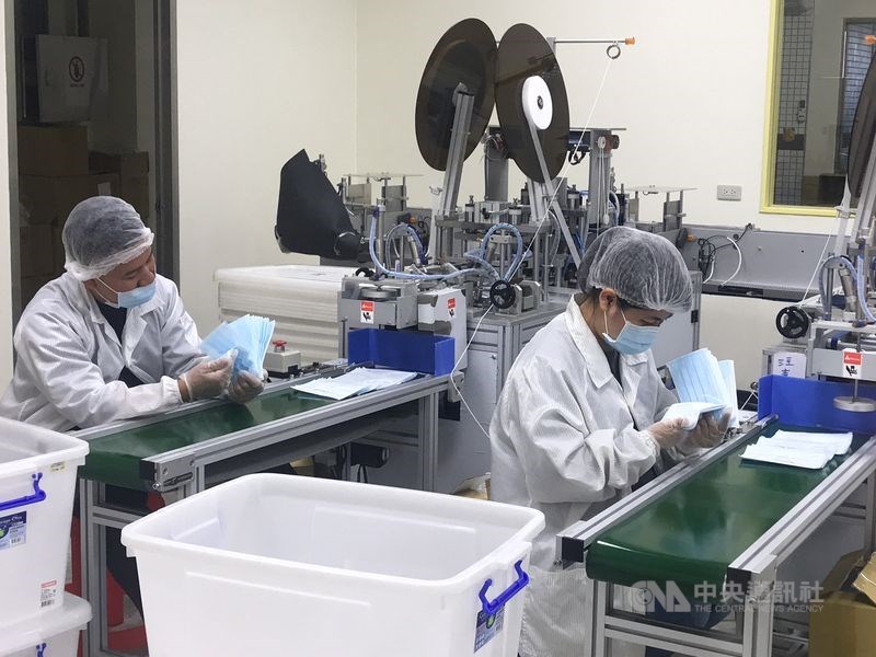 武漢肺炎疫情造成防疫口罩需求大增,國防部發言人史順文少將2日表示,將與經濟部赴口罩工廠與廠商會勘協調,並投入兵力支援產線。圖為口罩工廠作業情形。(中央社檔案照片)