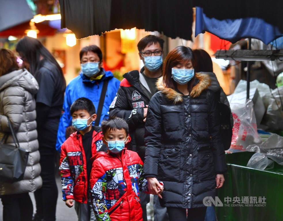 教育部2日表示,政府將配送50萬片兒童口罩給已開學的私立幼兒園,作為緊急支援的備用物資。圖為北市春節期間配戴口罩民眾。中央社記者王飛華攝 109年1月29日