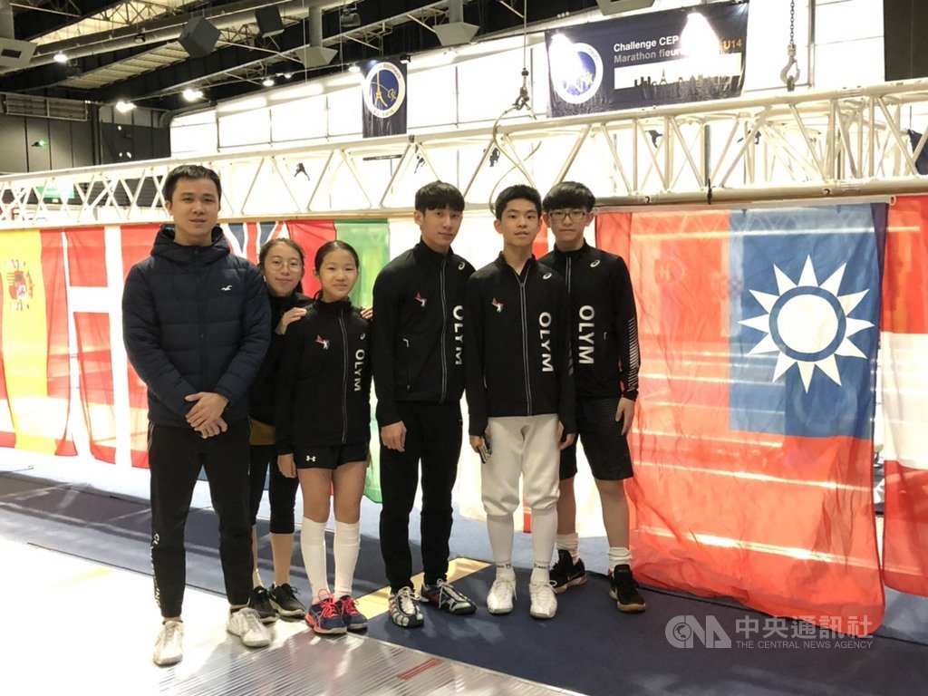 巴黎CEP馬拉松鈍劍挑戰賽1日到2日舉辦,台灣小選手主動向主辦單位爭取懸掛中華民國國旗成功。教練歐豐銘(左至右)與選手吳若榛、黃靖詠、陳奕通、陳宣豪、許勝閎開心在國旗前合影。(奧林擊劍提供)中央社記者曾婷瑄巴黎傳真 109年2月3日