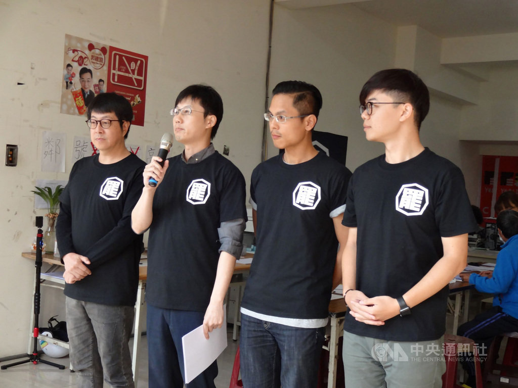 罷免高雄市長韓國瑜二階段連署5天來連署書已逾11萬份,罷韓提案法定領銜人陳冠榮(左2)、Wecare高雄發起人尹立(左)等人3日向支持民眾鞠躬致謝。中央社記者陳朝福攝 109年2月3日