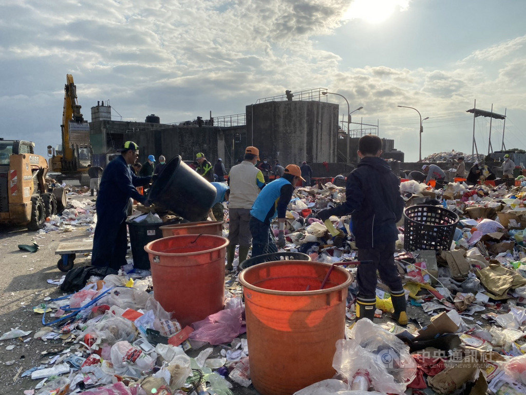 花蓮市垃圾資源回收物多 加派人手做分類