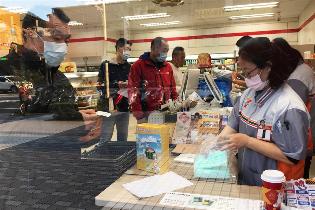 武漢肺炎疫情造成搶購口罩,行政院長蘇貞昌今天拍板,6日起購買口罩將採實名制。圖為北市一家超商口罩販售情況。中央社 109年2月1日