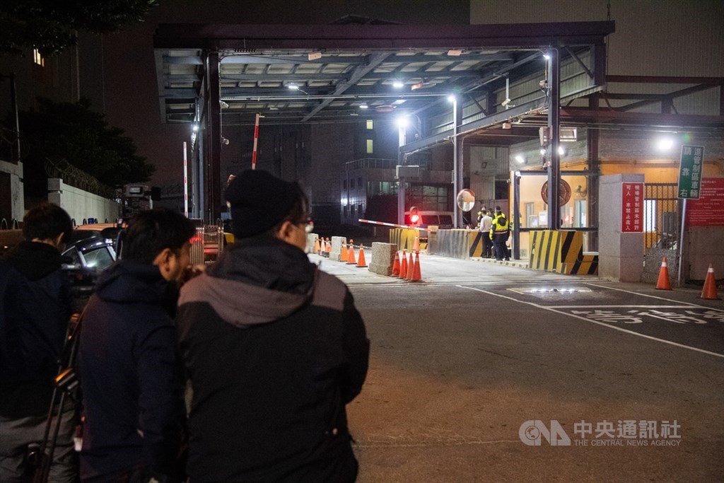 中國武漢肺炎疫情持續延燒,部分滯留武漢台商3日晚間搭乘專機返台,預定深夜抵達桃園機場。圖為媒體在華航飛機修護中心門口等待。中央社記者林俊耀攝 109年2月3日