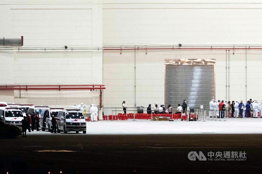 中國武漢肺炎疫情嚴峻,首批滯留武漢台商3日晚間搭乘專機返台,深夜11時40分左右抵達桃園機場,現場救護車與相關醫護人員待命。中央社記者林俊耀攝 109年2月3日