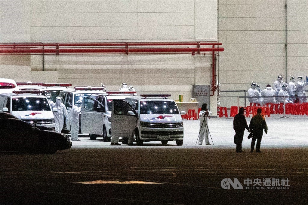 中國武漢肺炎疫情嚴峻,首批滯留武漢台商3日晚間搭乘專機返台,現場救護車與相關醫護人員嚴陣以待。中央社記者林俊耀攝 109年2月3日