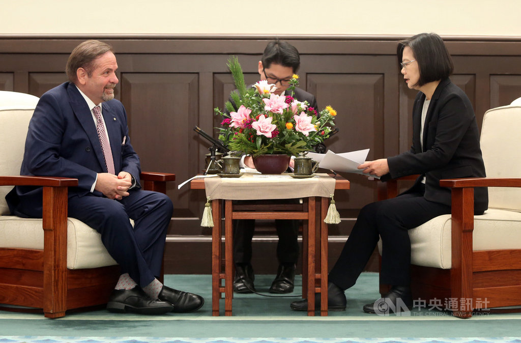 總統蔡英文(右)3日在總統府接見歐洲在台商務協會理事長尹容(Giuseppe Izzo)(左),蔡總統致詞感謝歐盟已經表態支持台灣被納入世界衛生組織(WHO),她說,台灣絕對有能力也有意願在全球防疫工作中,貢獻國際社會。中央社記者鄭傑文攝 109年2月3日