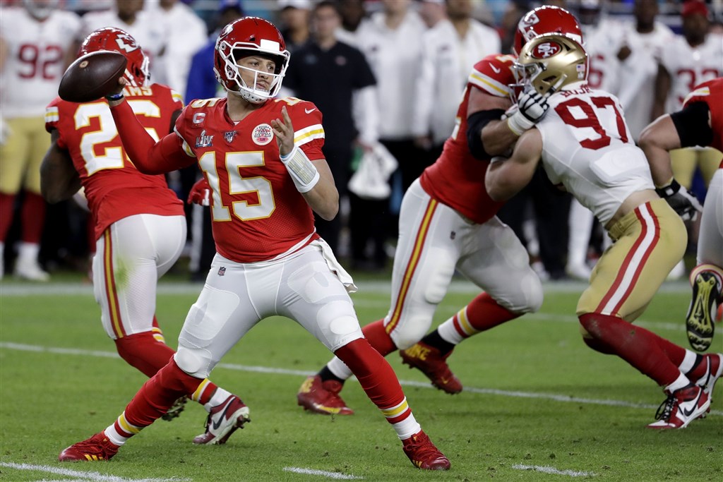 NFL年度冠軍賽「超級盃」,酋長第4節靠明星四分衛馬霍姆斯(持球者)兩次關鍵傳球,和隊友威廉斯兩度成功達陣,單節猛灌21分,最終31比20逆轉擊敗49人,奪下超級盃冠軍。(美聯社)