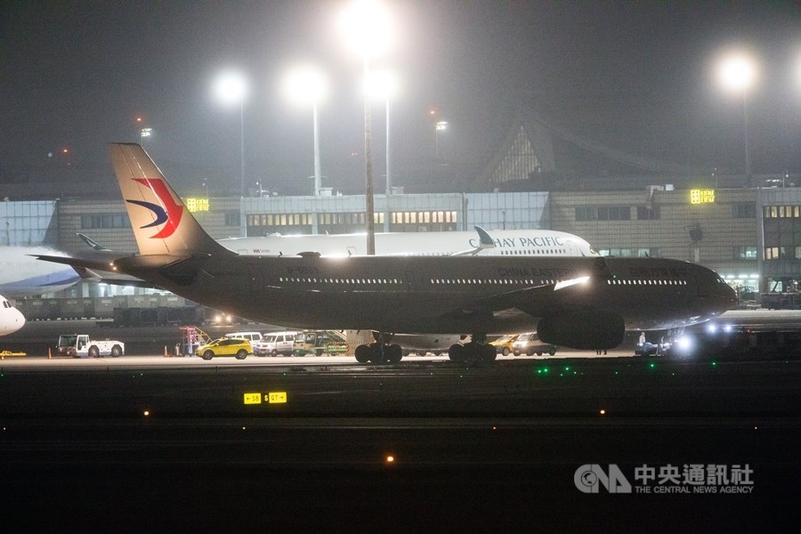 在陸委會透過各種管道協調之下,接回武漢台商的包機晚間11時40分抵達桃園國際機場。中央社記者林俊耀攝 109年2月3日