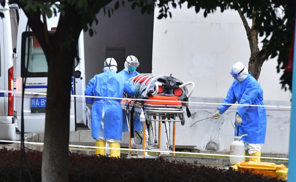 上海醫學專家鍾鳴表示,武漢肺炎患者早期發病並不凶險,但後期易突發多重器官衰竭,且有損傷心肌跡象,藉助葉克膜救治也無效。圖為四川成都醫護接患者入院並消毒。(中新社提供)