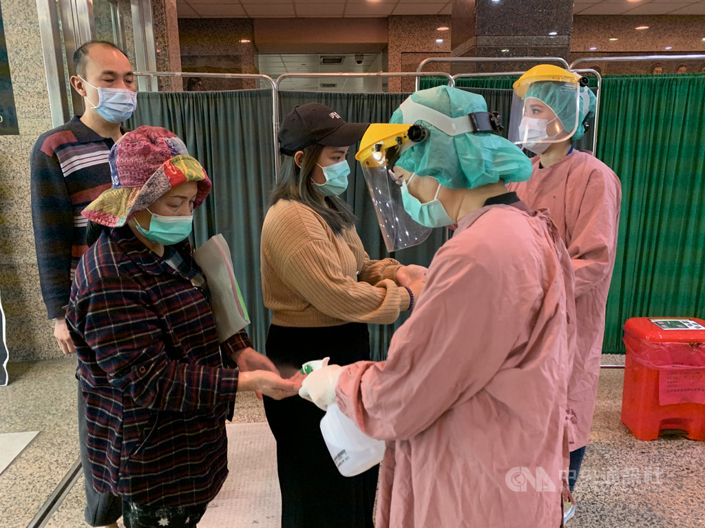 武漢肺炎疫情延燒,衛福部傳染病防治醫療網東區副指揮官、門諾醫院感染科主任繆偉傑表示,與其戴口罩,勤洗手才是防疫重點,出入醫院大門也實施量體溫及噴酒精乾洗手。(門諾醫院提供)中央社記者李先鳳傳真 109年2月4日