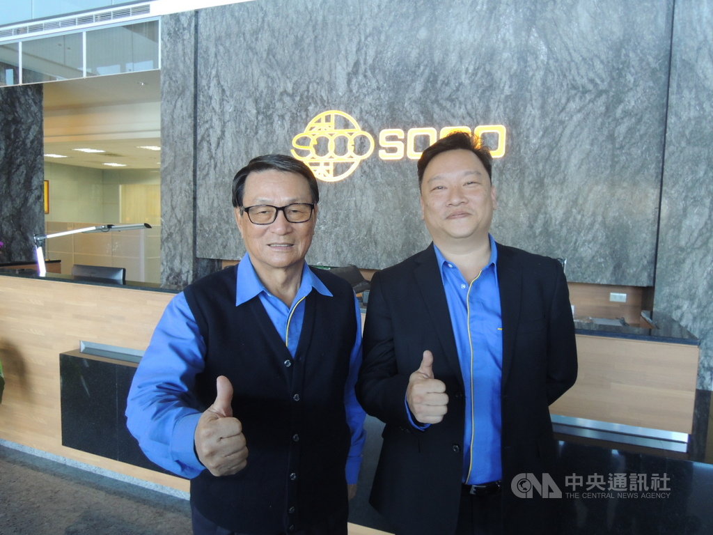 看好台灣投資環境,建廠已有40年的和和機械公司董事長林志遠(左)4日表示,將斥資新台幣10億元在南崗工業區建置新廠,預計2022年底完工投產。圖右為和和機械執行總經理羅嘉宇。中央社記者郝雪卿攝 109年2月4日
