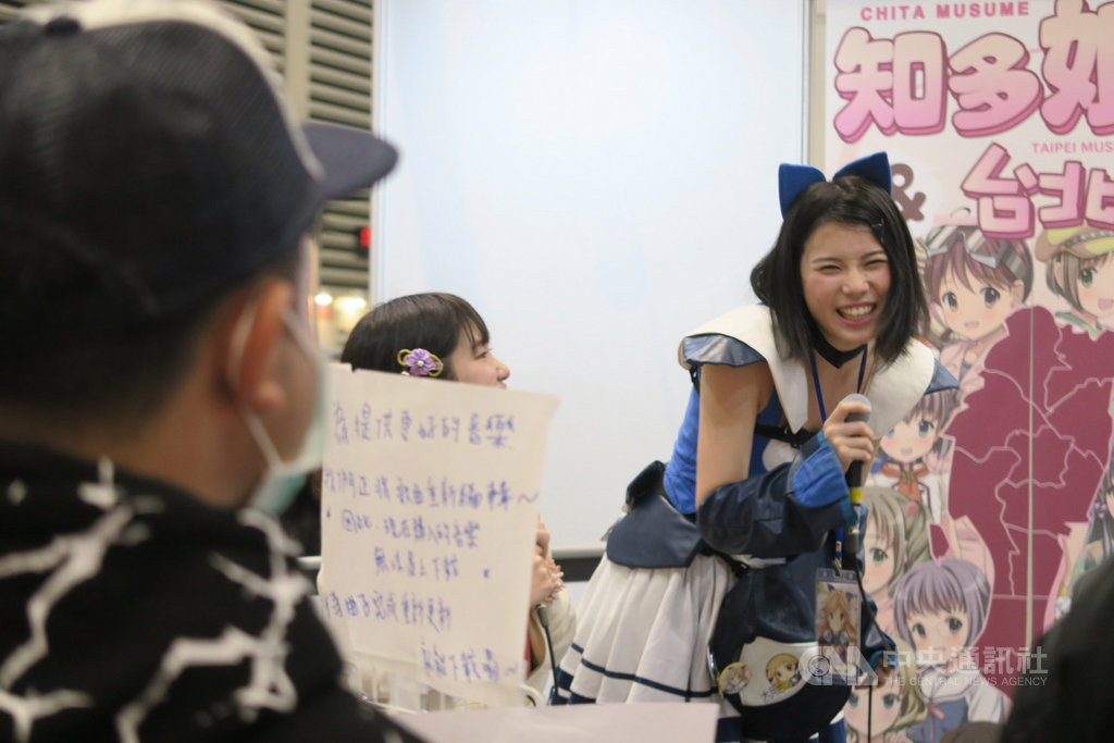 2020第8屆台北國際動漫節4日閉幕,因應中國武漢肺炎疫情,參觀民眾都配合戴口罩與消毒措施入場,展現高素質。圖為民眾戴上口罩觀看表演。中央社記者陳政偉攝 109年2月4日