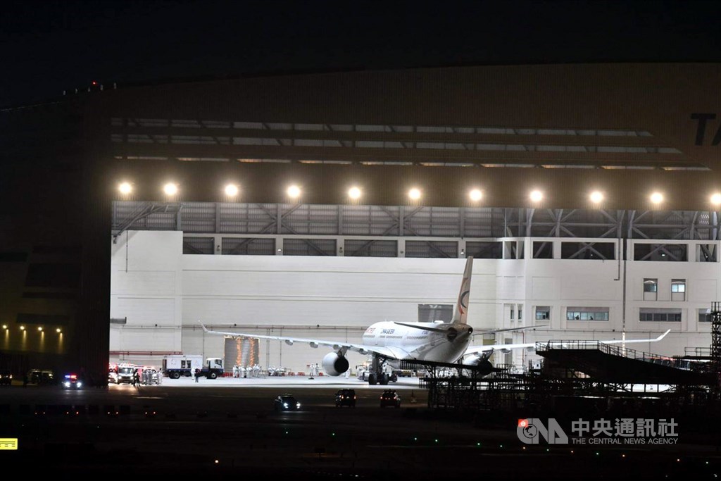 接回武漢台商的包機3日近午夜終於抵達桃園國際機場,飛機先進入維修棚準備消毒檢疫作業。中央社記者林俊耀攝 109年2月4日