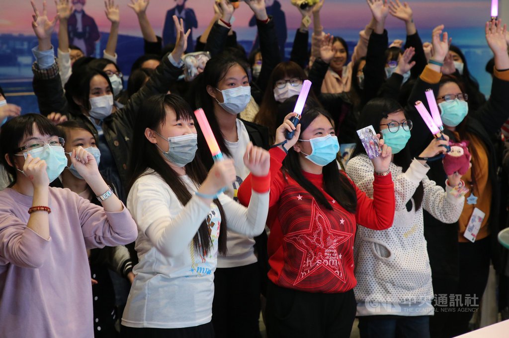 2020年第8屆台北國際動漫節4日閉幕,參觀民眾配合武漢肺炎防疫規定,戴著口罩參與最後的活動。中央社記者鄭傑文攝 109年2月4日