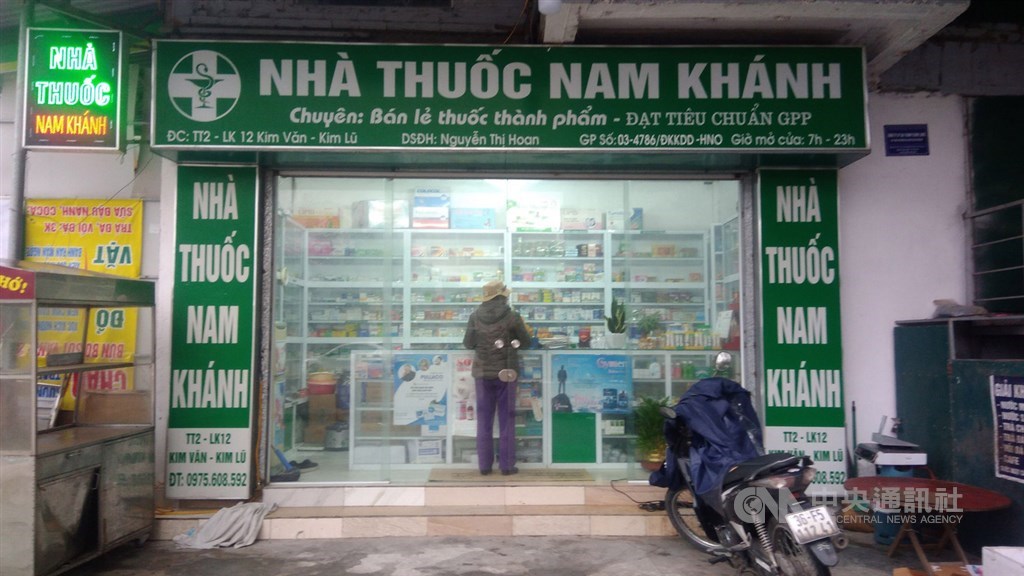 武漢肺炎疫情升溫,越南各地掀起口罩、消毒酒精等用品搶購潮,不少供應商趁機調漲價格3至6倍,照片為河內一間藥局,口罩已經缺貨。中央社河內攝 109年2月4日