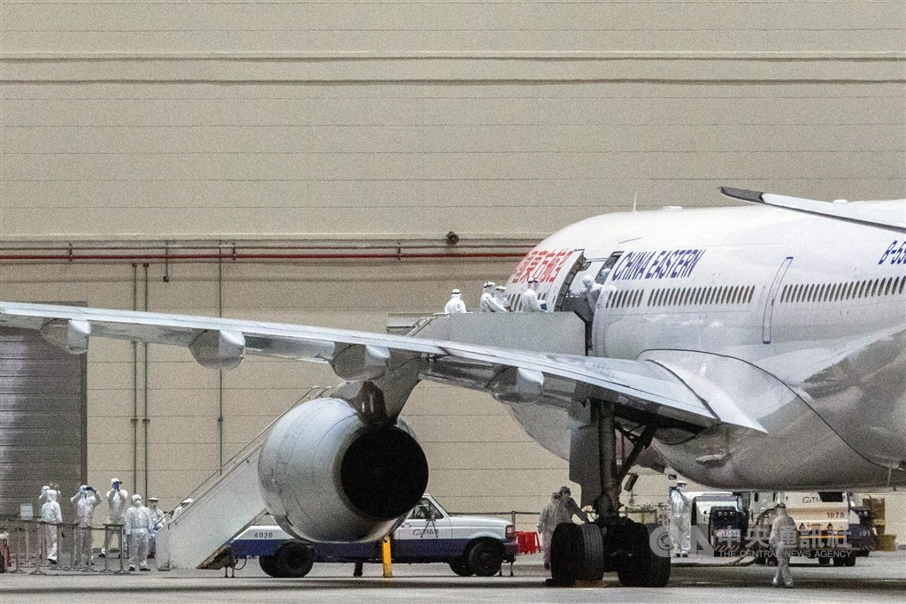 接回武漢台商的包機3日午夜抵達桃園國際機場,飛機不走空橋直接進入維修棚,醫護人員上機進行諮詢檢疫後安置隔離。中央社記者林俊耀攝 109年2月4日